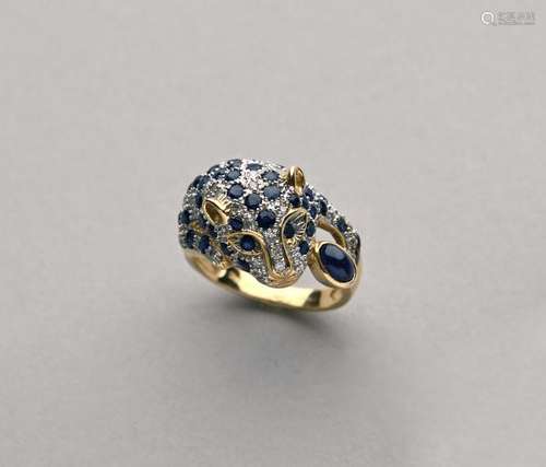 Bague en or jaune et gris 18K en forme de panthère pavée de petits diamants et [...]