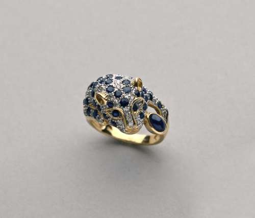 Bague en or jaune et gris 18K en forme de panthère pavée de petits diamants et [...]