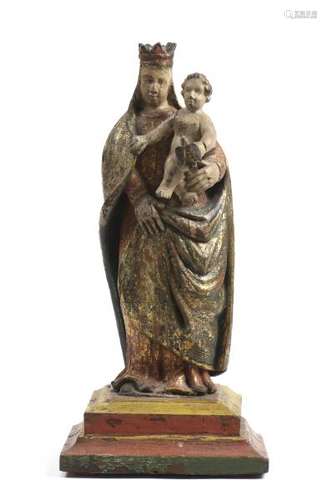 Ecole XIXe.- Vierge à l'enfant en bois sculpté, doré et polychrome reposant sur [...]