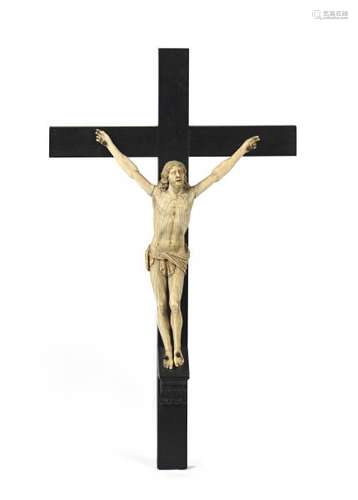 Ecole française début XIXe.- Crucifix en ivoire sculpté et ébène.- [...]