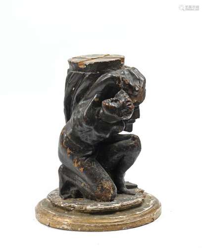 Piédestal en bois sculpté, stuqué et laqué noir figurant un atlante surmonté [...]