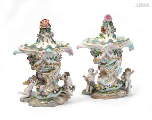 ALLEMAGNE, XIXe.- Paire de pots pourris en porcelaine polychrome et or à décor de [...]