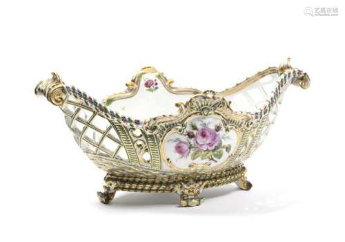 TOY, PARIS.- Grande coupe ajourée de forme ovale en porcelaine polychrome à [...]