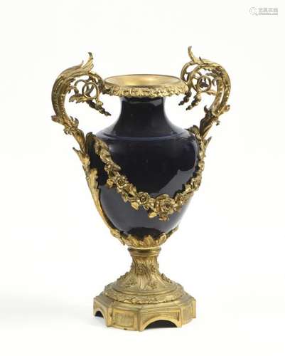 Vase ovoïde en porcelaine bleu de four orné d'une monture en bronze doré à deux [...]