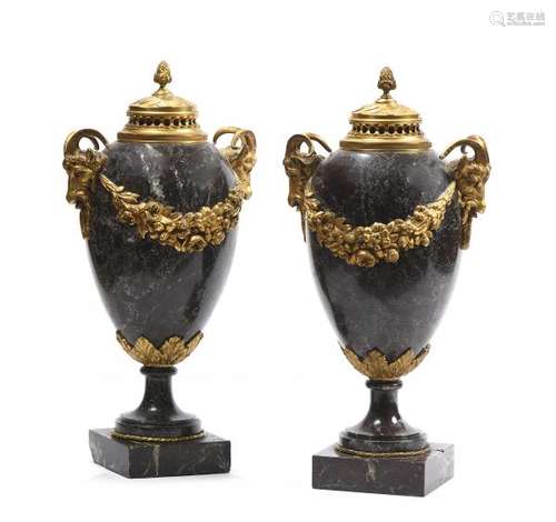 Paire d'urnes couvertes ovoïdes en marbre, la monture en bronze doré figurant deux [...]