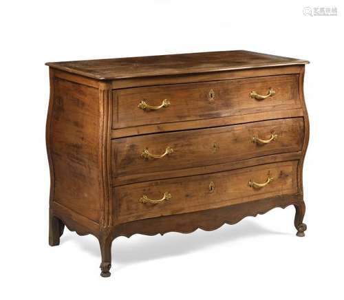 Importante commode à façade et côtés galbés en bois fruitier ouvrant par trois [...]