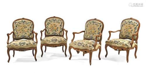 Suite de quatre fauteuils à la Reine en noyer mouluré et sculpté, les dossiers [...]