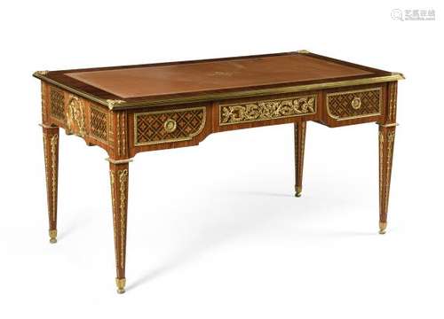 Bureau plat en marqueterie toutes faces de bois exotiques, le plateau gainé de cuir [...]