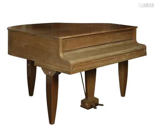 PLEYEL à Paris.- Piano crapaud en placage d'acajou reposant sur trois pieds gaine [...]