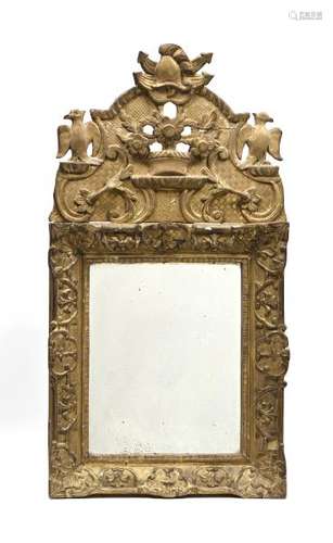 Miroir rectangulaire composite en bois mouluré, sculpté et doré, le fronton [...]