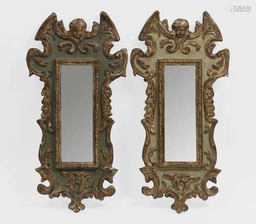 Paire de miroirs de forme chantournée en bois mouluré, sculpté, stuqué, doré et [...]