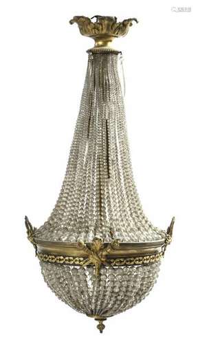 Lustre montgolfière en laiton et bronze doré orné de mombreuses pampille.- Style [...]