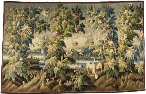 AUBUSSON, milieu XVIIIe.- Verdure à la pagode et aux oiseaux.- Tapisserie en [...]