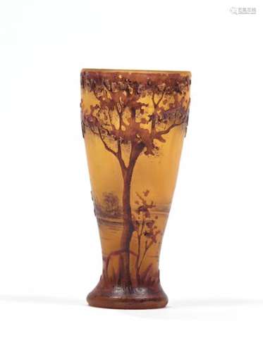 DAUM NANCY.- Vase miniature en verre multicouches dégagé à l'acide à décor de [...]