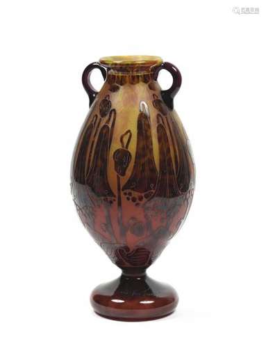 LE VERRE FRANCAIS.- Vase ovoïde à deux anses sur piedouche en verre multicouches [...]