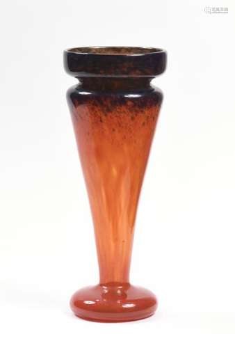 SCHNEIDER.- Important vase conique sur piédouche en verre marmoréen orangé bleu. [...]