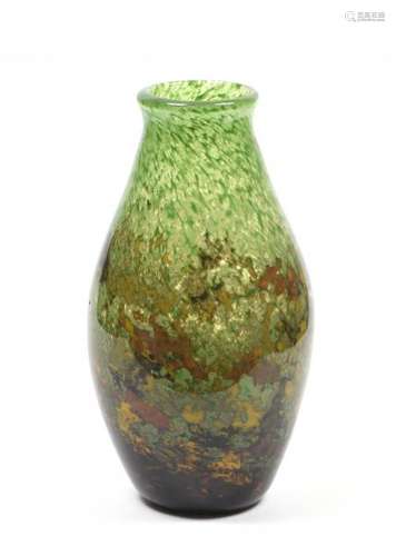 DEGUÉ.- Vase pansu en verre marmoréen.- Porte une étiquette de magasin Au [...]