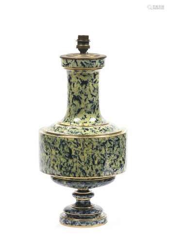 Vase sur piédouche à panse cylindrique et col tubulaire en porcelaine à décor de [...]