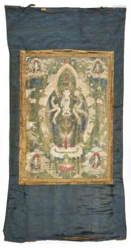 TIBET, XIXe.- Thangka d'Avalokitesvara debout sur une base lotiforme devant une [...]