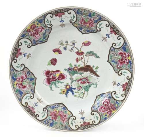 CHINE, XVIIIe.- Plat circulaire en porcelaine de la famille rose, le centre à [...]