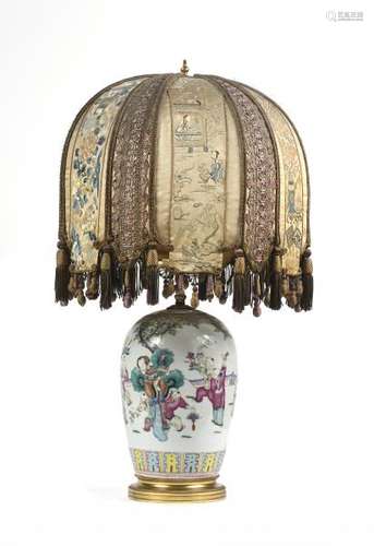 CHINE, XIXe-XXe.- Vase en porcelaine de la famille rose monté en lampe, la panse [...]