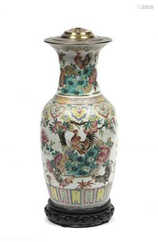 CHINE, XXe.- Vase balustre en porcelaine polychrome à décor de coqs, fleurs et [...]