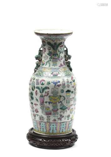 CHINE, XXe.- Vase en porcelaine polychrome de forme balustre, à décor d'objets [...]