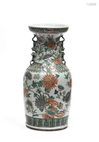 CHINE, XIXe-XXe.- Vase en porcelaine de la famille verte et rouge de fer, de forme [...]