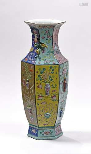 CHINE, XXe.- Grand vase balustre héxagonal en porcelaine polychrome, à décor en [...]