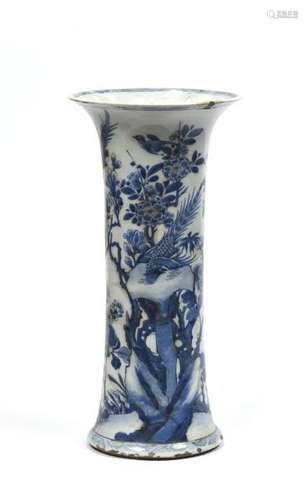 CHINE, XIXe.- Vase cornet en porcelaine bleu blanc à décor d'un phénix perché [...]