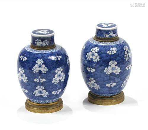 CHINE, fin XIXe.- Paire de petits pots couverts en porcelaine bleu blanc, la panse [...]