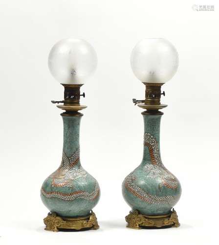 JAPON, fin XIXe.- Paire de vases en porcelaine polychrome montés en lampe, la [...]