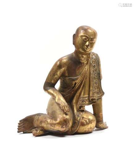 THAILANDE, XXe.- Statue de moine en bois laqué or incrusté, représenté assis, [...]