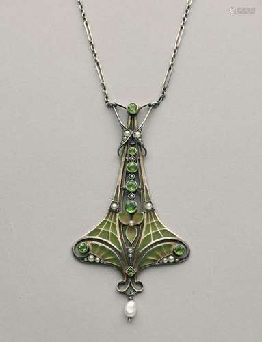 Carl HERMANN (fin XIXe-début XXe).- Collier pendentif en argent et émail plique [...]