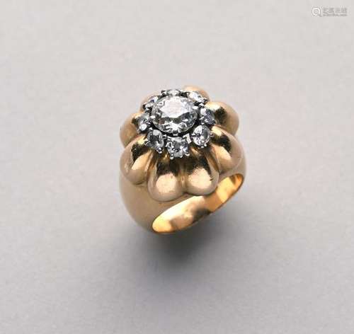 Importante bague en or jaune 18K en forme de fleur stylisée centrée d'un diamant [...]