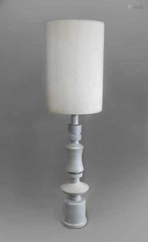 Designlampe, Fuß aus weißer Keramik, 60er Jahre deutsch, H. m. Schirm: 170 cm.