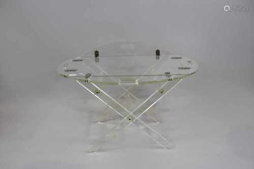 Butlers Tray Tisch, 20. Jh., Plexiglas, H.: 62 cm, Plattenmaße: 88 x 70 cm.