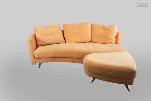 Zwei Sofas mit Sitzhocker und Glastisch von Benz und orangenem Alcantara Bezug, guter gebrauchter