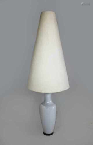 Stehlampe, 1970er Jahre mit weißem Keramikfuß, konischer Lampenschirm, H.: 178 cm.