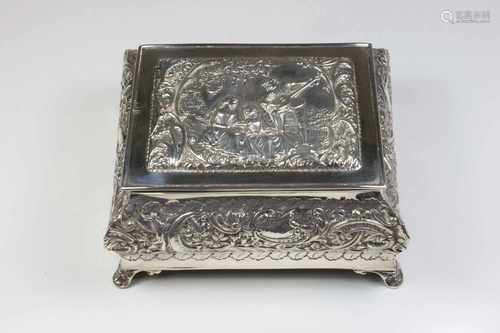 Kleine Schmuckdose, Silber punziert, Birmingham 1903, mit Samteinsatz, Maße: 15 x 12,5 x 7,5 cm,