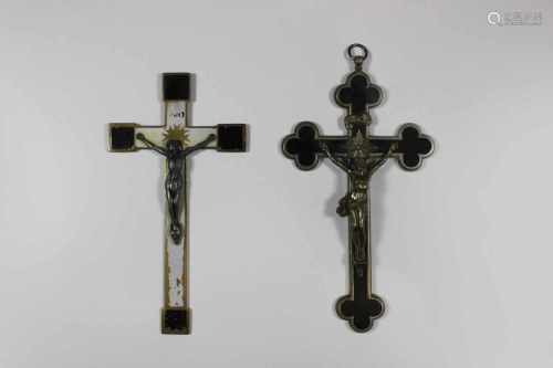 Zwei Sterbekreuze, Anhänger, Kleeblattkreuz vernickeltes Kruzifix mit Corpus Christi aus Metall