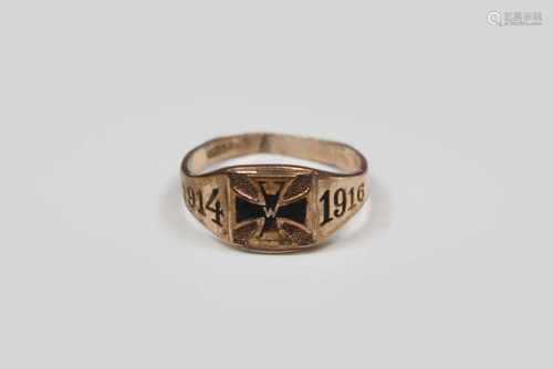 Ring, schwarz emailliert, mittig eisernes Kreuz, daneben Jahreszahlen 1914 und 1916, punziert: