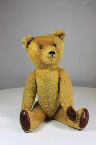 Teddybär, 1. Hälfte 20. Jh., Gliedmaßen beweglich, bespielt, Maße: 56 x 20 cm.