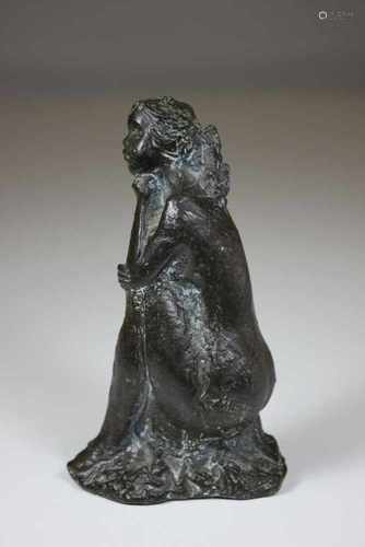 Sitzendes Mädchen, 20 Jh., patinierte Bronze, Sockel undeutlich sign., ca. 13 cm.