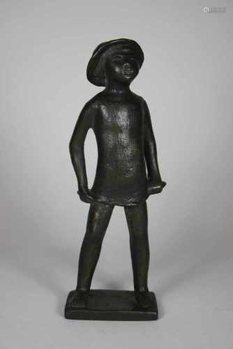 Mädchen mit Hut, Bronze, 20. Jh., H.: 18 cm.