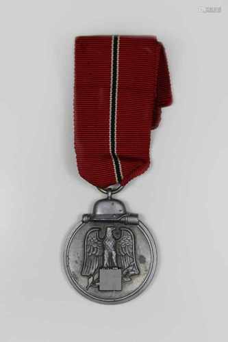 Ostmedaille mit rotem Ordensband (mit schnalem Streifen weiß/schwarz/weiß), Avers mit Reichsadler