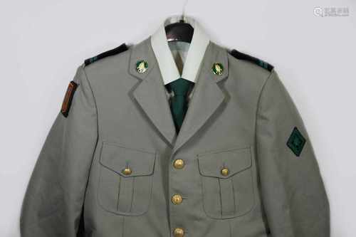 Fremdenlegion, komplette Uniform mit 2 Schirmmützen, 2 Abzeichen, Gürtel und Schuhen.