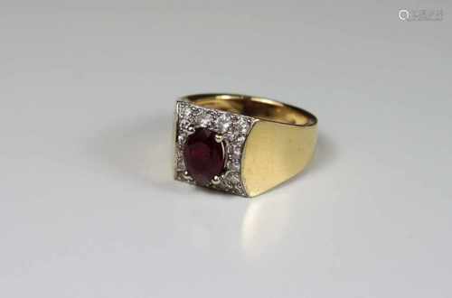 Ring, Gold 18 kt., eckiger Kopf, mit Brillanten und einem Rubin besetzt, 4 x 6 Brillanten je 0,03