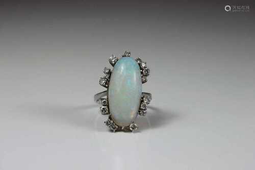 Ring, Opal mit Diamanten, gepunzt 585, großer Opal mit Kranz aus Diamenten in unregelmäßigen