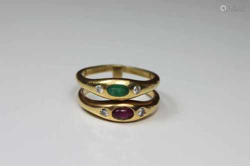 Doppelring, um 1980, Gold 750, Ges.-Gew ca. 7,5 g, besetzt mit oval Rubin und Smaragd Cabochon, 4